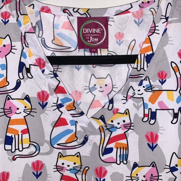 Cat Print V-Neck Microfiber Scrub Top with Stretch Side Panels - Picture 7 of 8